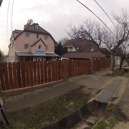 Olympos Panzio Hotel Budaors Bagian luar foto