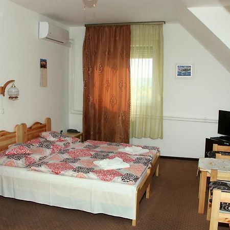 Olympos Panzio Hotel Budaors Bagian luar foto
