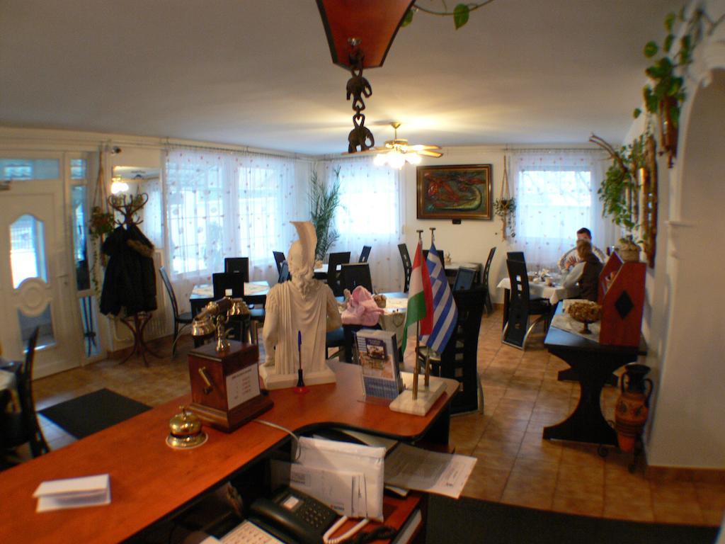 Olympos Panzio Hotel Budaors Bagian luar foto