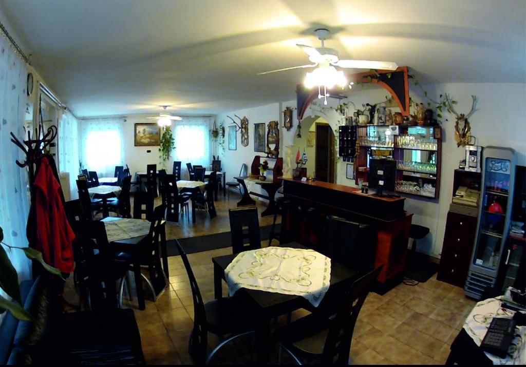 Olympos Panzio Hotel Budaors Bagian luar foto