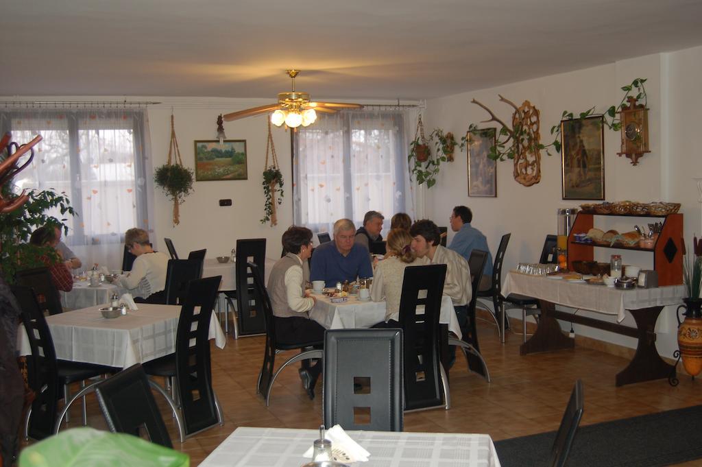 Olympos Panzio Hotel Budaors Bagian luar foto