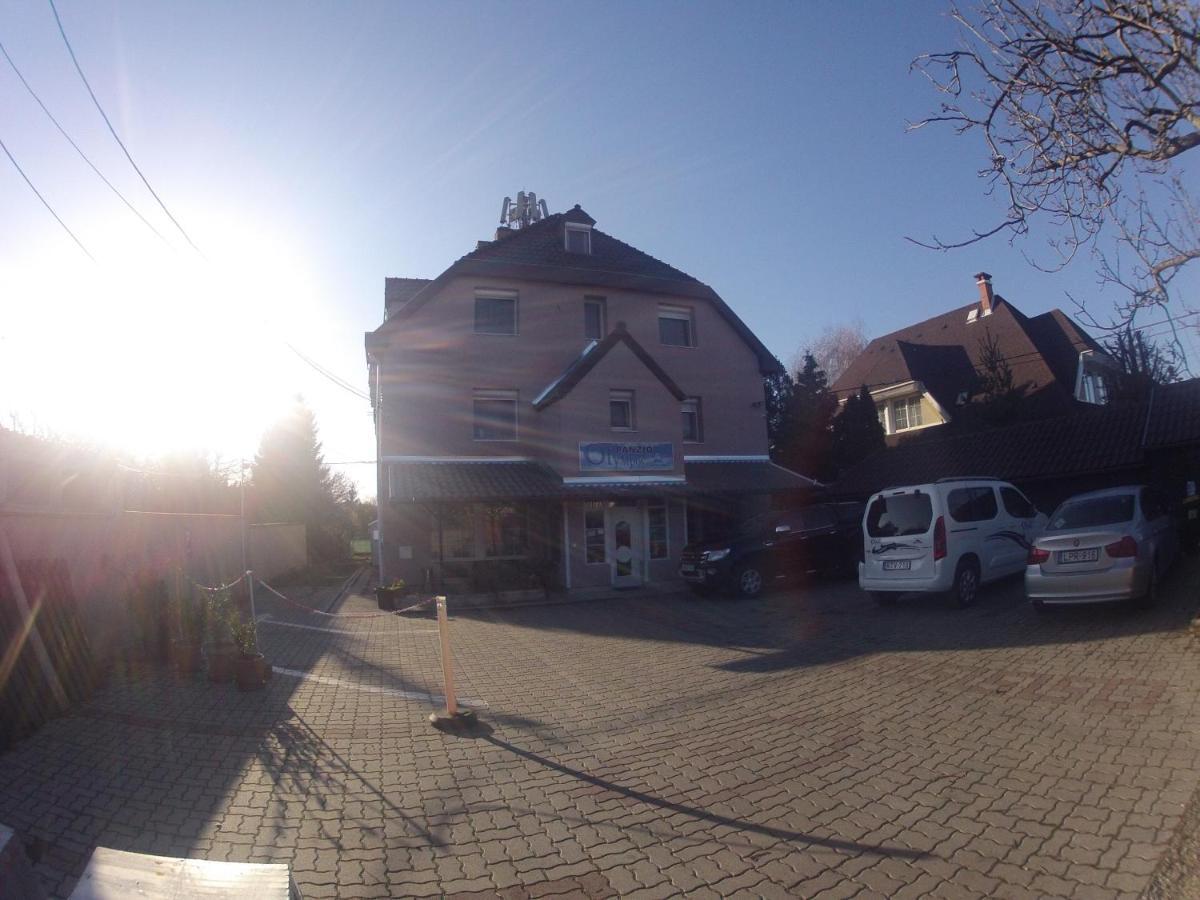 Olympos Panzio Hotel Budaors Bagian luar foto