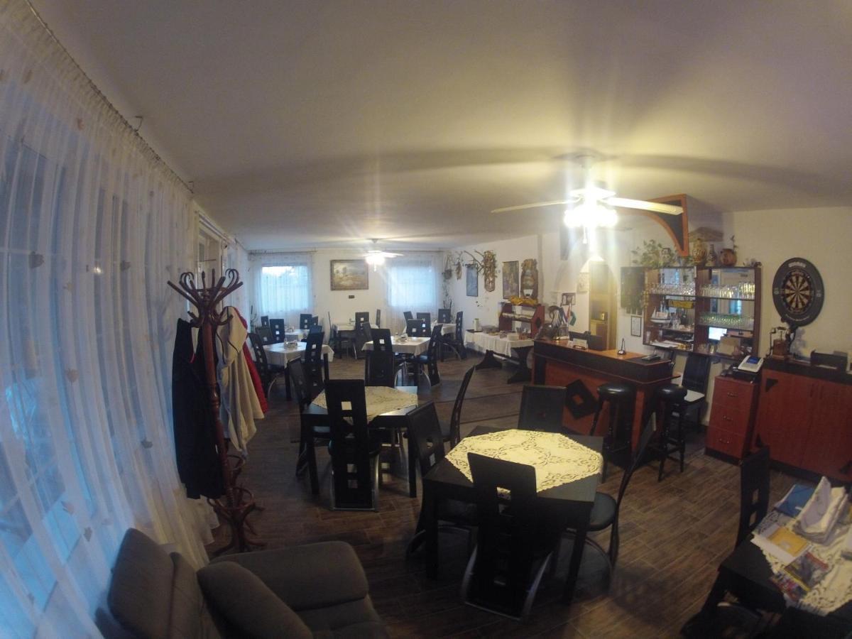 Olympos Panzio Hotel Budaors Bagian luar foto