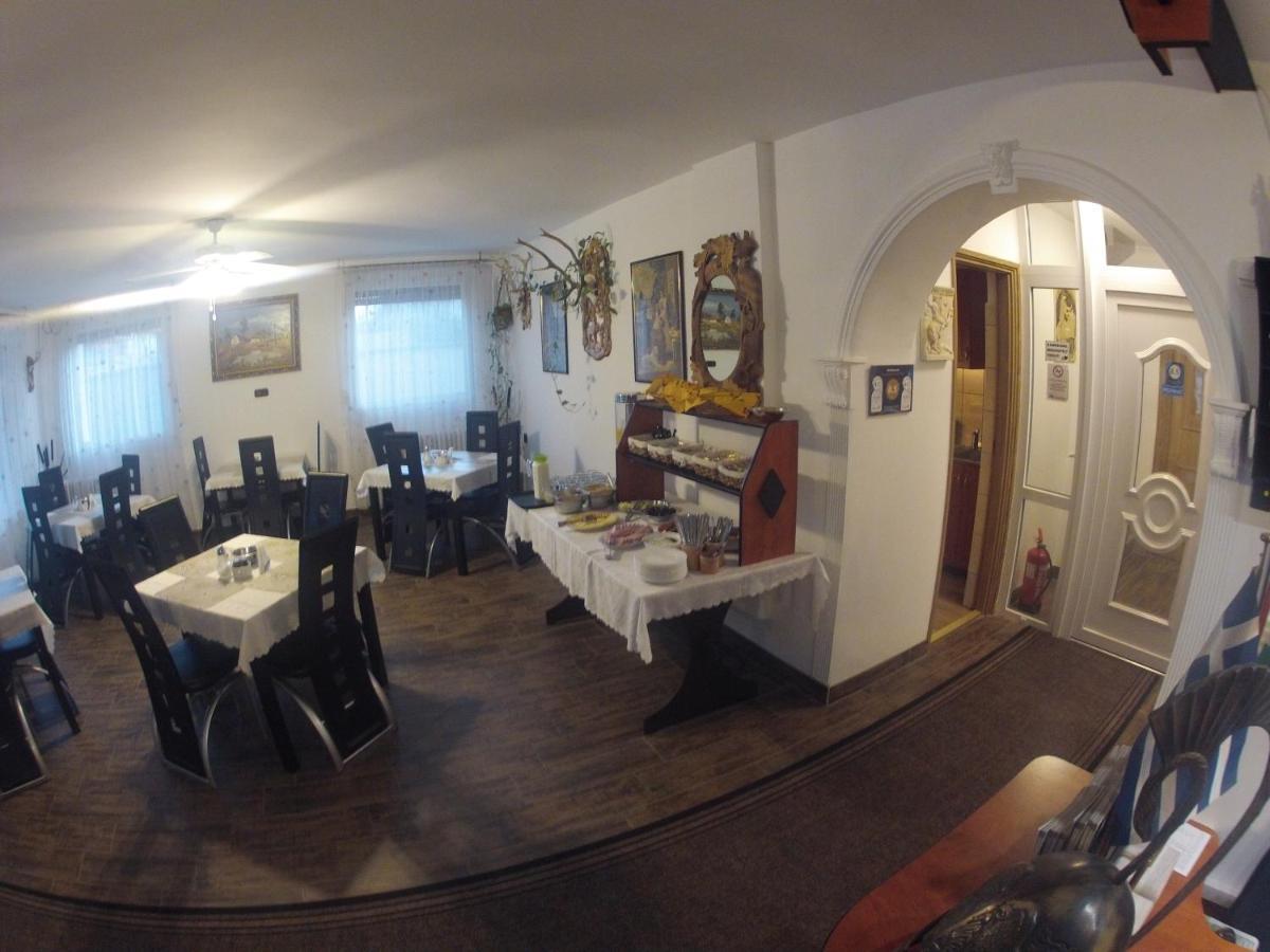 Olympos Panzio Hotel Budaors Bagian luar foto