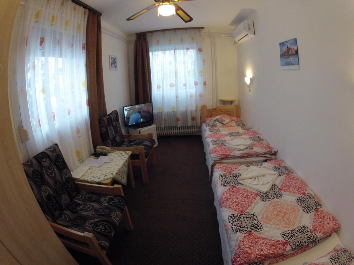 Olympos Panzio Hotel Budaors Bagian luar foto
