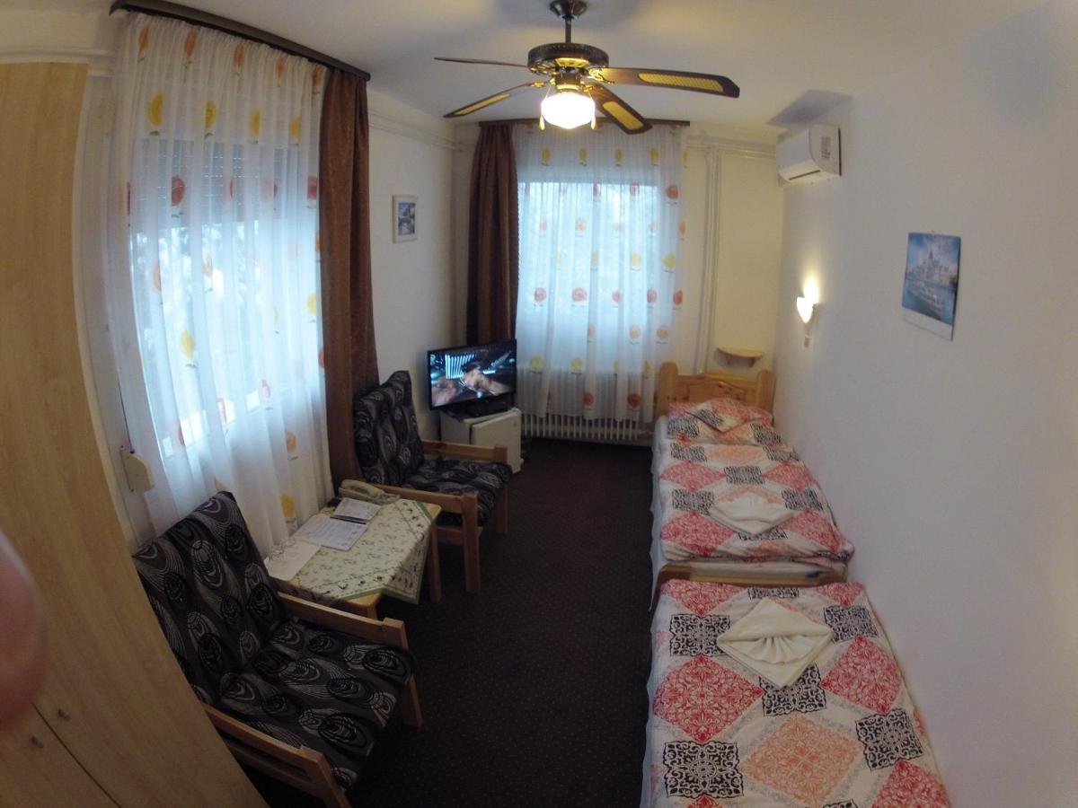 Olympos Panzio Hotel Budaors Bagian luar foto