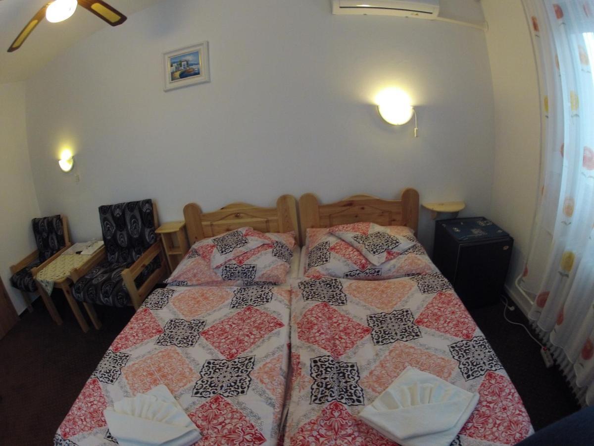Olympos Panzio Hotel Budaors Bagian luar foto