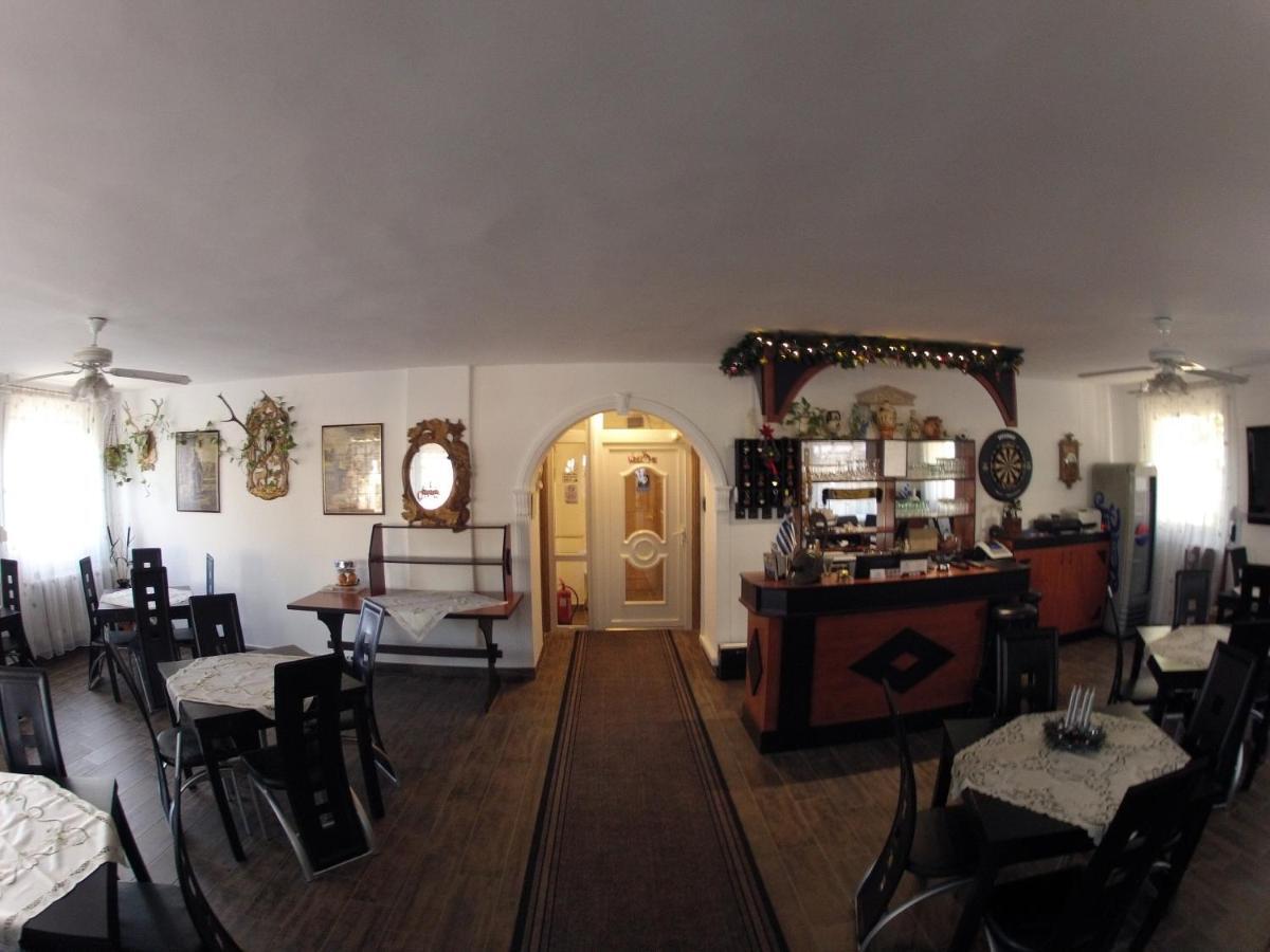 Olympos Panzio Hotel Budaors Bagian luar foto