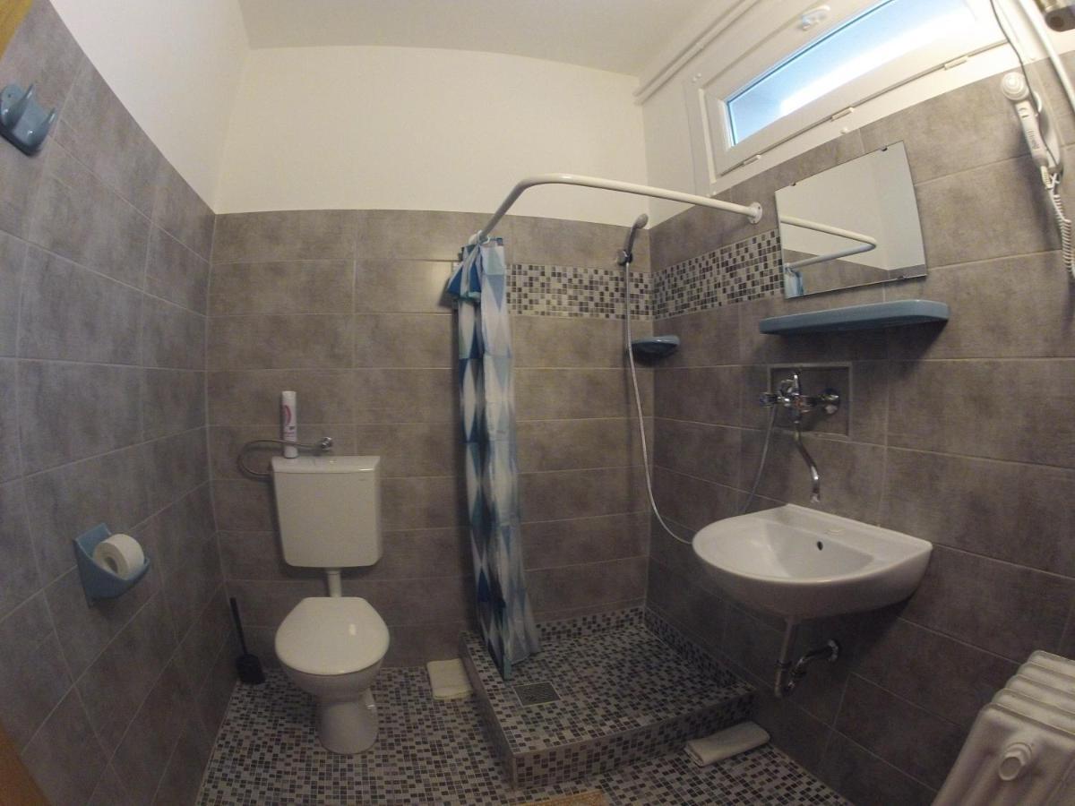 Olympos Panzio Hotel Budaors Bagian luar foto