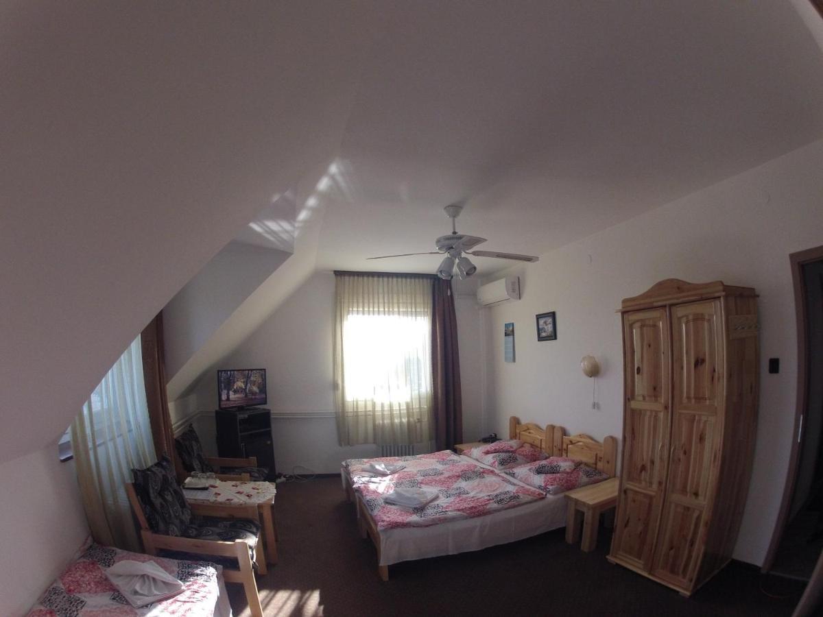 Olympos Panzio Hotel Budaors Bagian luar foto