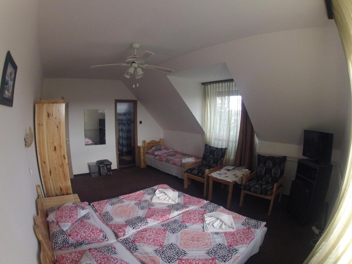 Olympos Panzio Hotel Budaors Bagian luar foto