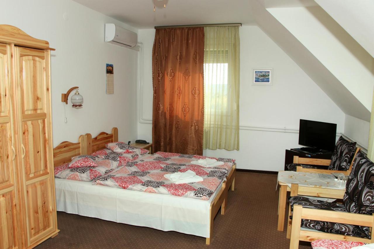 Olympos Panzio Hotel Budaors Bagian luar foto