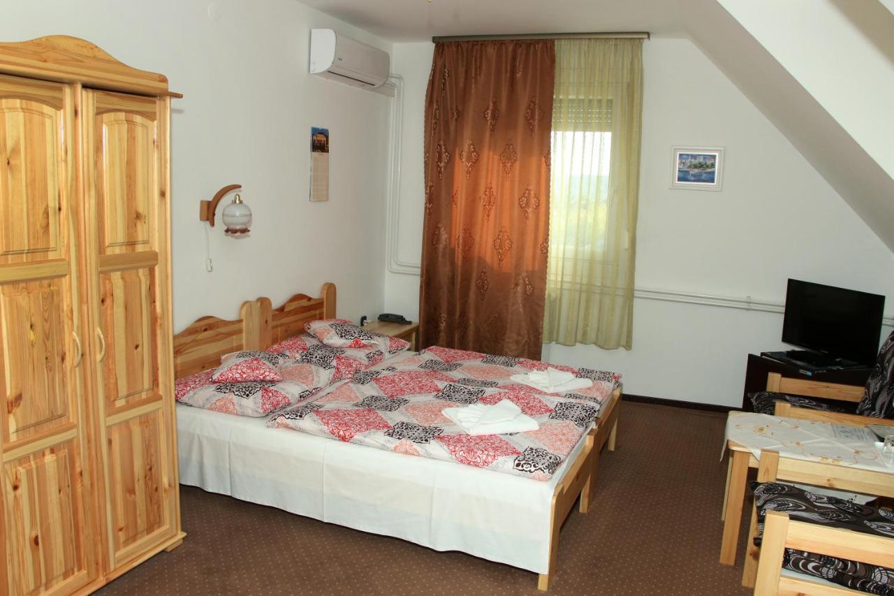 Olympos Panzio Hotel Budaors Bagian luar foto